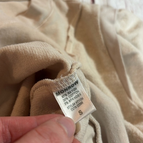 Monrow Women's Supersoft Fleece Sweatshirt With Tucked Sleeve - Picture 3 of 9